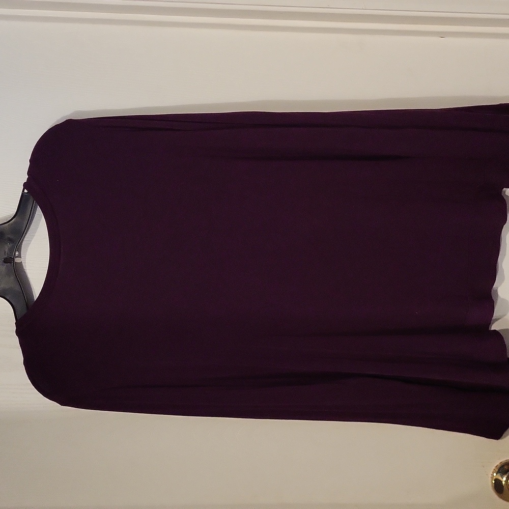 LOGO V-Neck Top - Picture 4 of 4